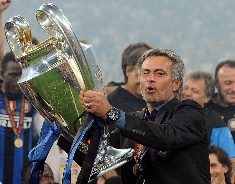 La coppa e poi l&#39;addio. Jos Mourinho consegna il trofeo 